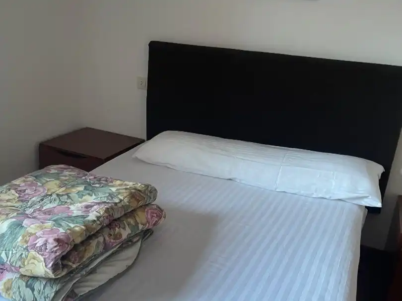 Dormitori de Apartament de lloguer en Lugo amb Calefacció, Parquet i Traster