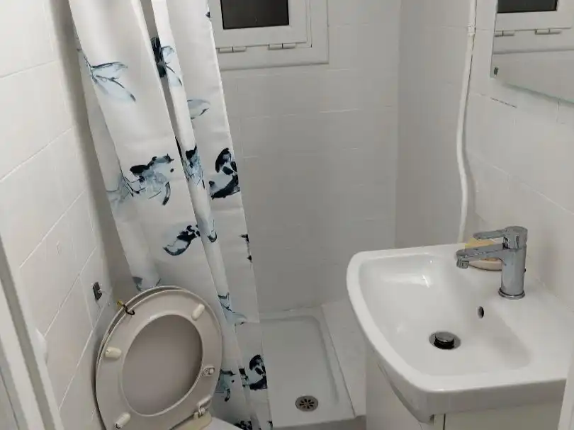 Flat for rent in Carrer Roses, 14, Pubilla Cases Bathroom of Flat for rent in L'Hospitalet de Llobregat with Furnished