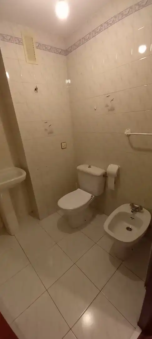 Piso en venta en Calle Duque de Frías, 17, Illera Baño de Piso en venta en Burgos con Calefacción, Parquet y Horno