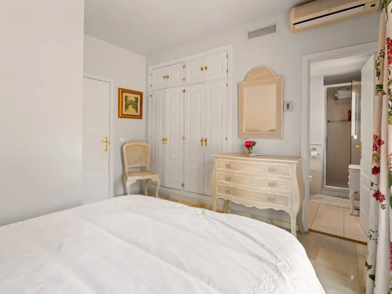 Casa adosada en venda a Calle 4B, 23, Guadalmina Baja Dormitori de Casa adosada en venda en Marbella amb Aire condicionat, Calefacció i Jardí privat