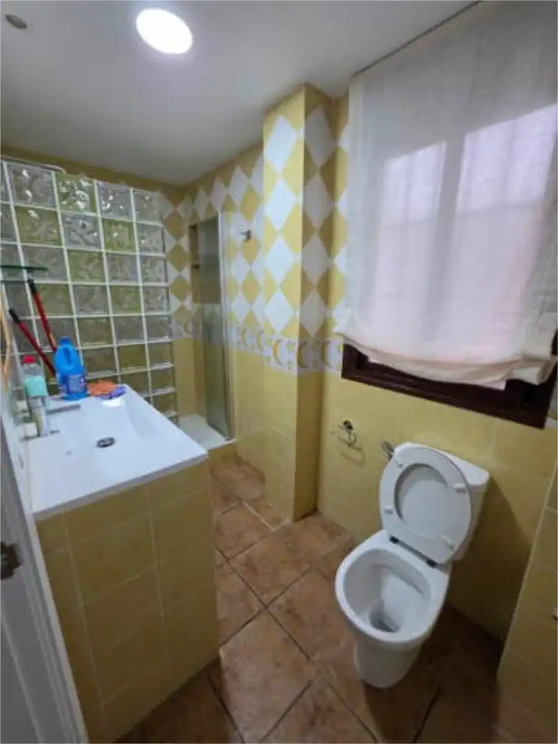 Piso de alquiler en Écija Baño de Piso de alquiler en Écija con Amueblado