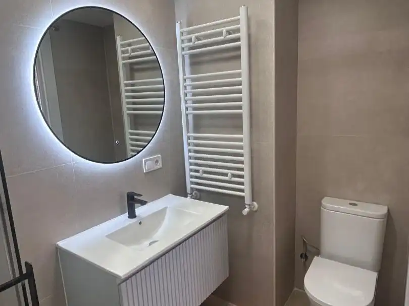 Flat for sale in Calle del Delfín, 1, Almenara -Ventilla Bathroom of Flat for sale in Madrid with Air Conditioner, Heating and Parquet flooring