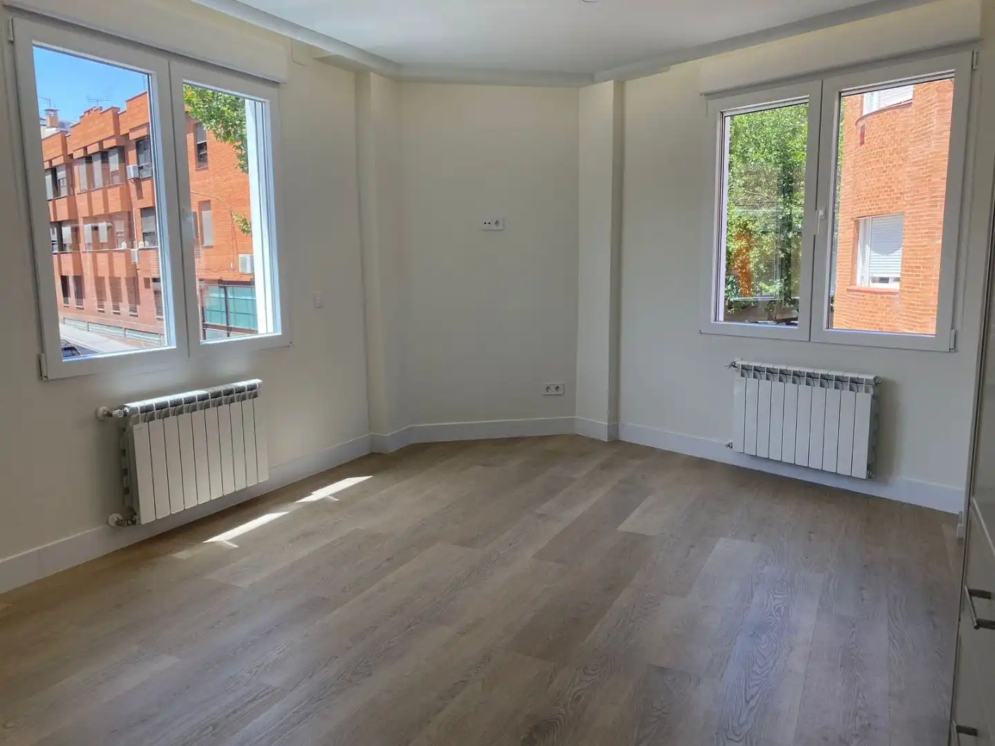 Flat for sale in Calle del Delfín, 1, Almenara -Ventilla Living room of Flat for sale in Madrid with Air Conditioner, Heating and Parquet flooring