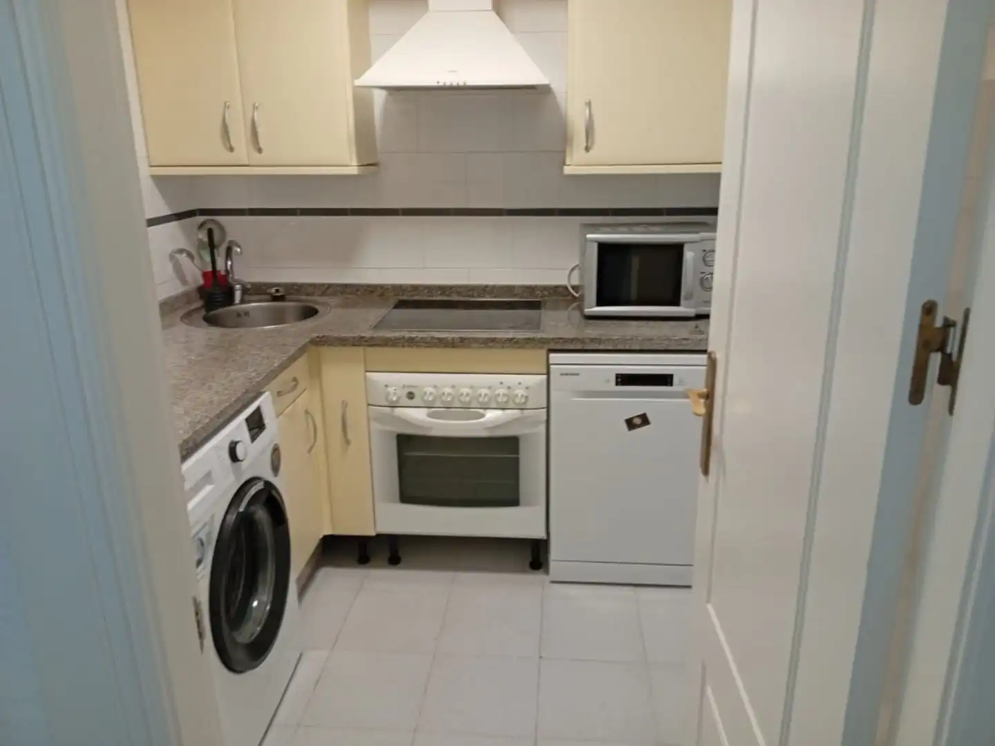 Flat for rent in Calle el Coloso, 1, Torrequebrada Kitchen of Flat for rent in Benalmádena with Air Conditioner, Terrace and Swimming Pool