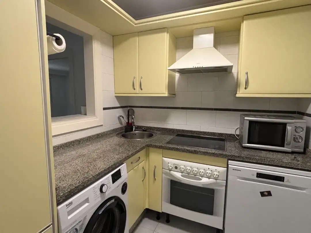 Flat for rent in Calle el Coloso, 1, Torrequebrada Kitchen of Flat for rent in Benalmádena with Air Conditioner, Terrace and Swimming Pool