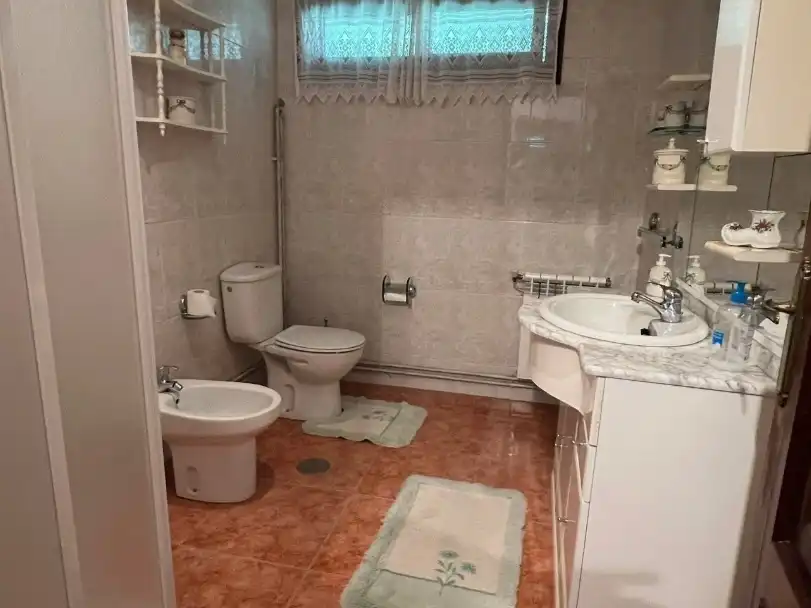 Erdgeschoss zum Verkauf in Barrio Chan, 13, Mondariz Badezimmer von Erdgeschoss zum Verkauf in Mondariz mit Heizung, Privatgarten und Möbliert