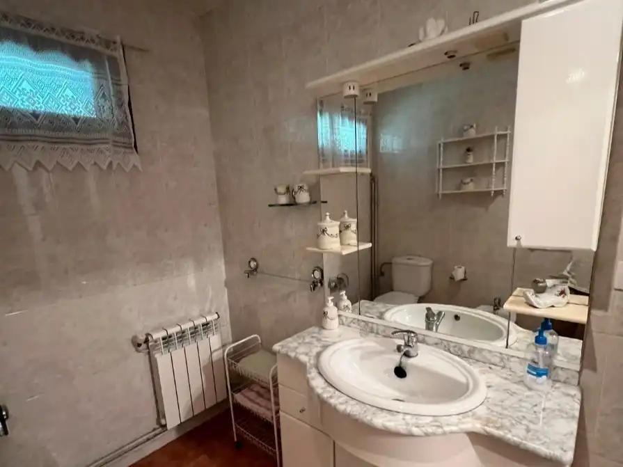 Erdgeschoss zum Verkauf in Barrio Chan, 13, Mondariz Badezimmer von Erdgeschoss zum Verkauf in Mondariz mit Heizung, Privatgarten und Möbliert