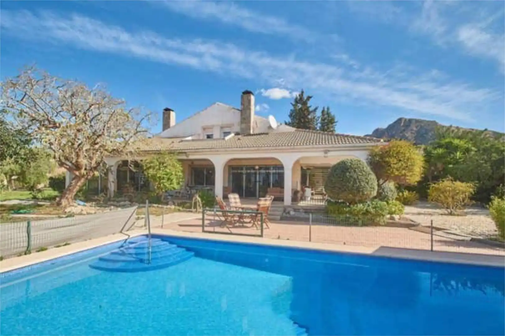 Einfamilien-Reihenhaus zum Verkauf in Vistahermosa Außenansicht von Einfamilien-Reihenhaus zum Verkauf in Alicante / Alacant mit Schwimmbad
