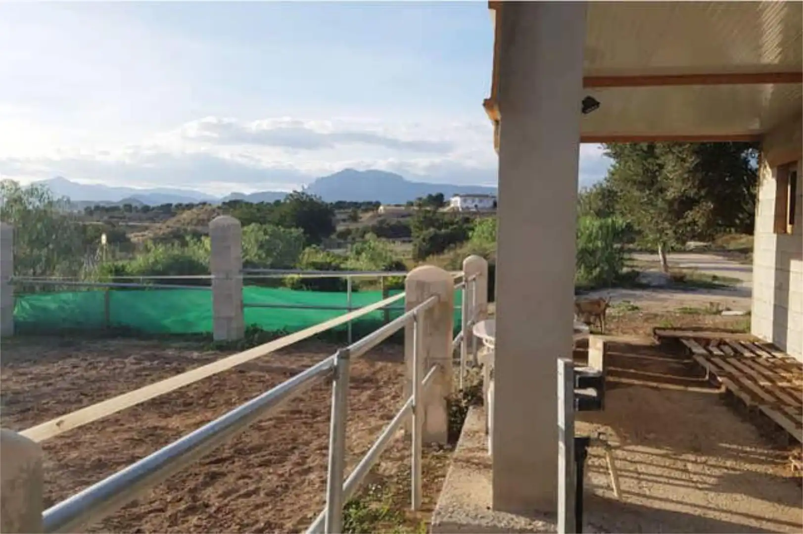 Einfamilien-Reihenhaus zum Verkauf in Vistahermosa Einfamilien-Reihenhaus zum Verkauf in Alicante / Alacant mit Schwimmbad