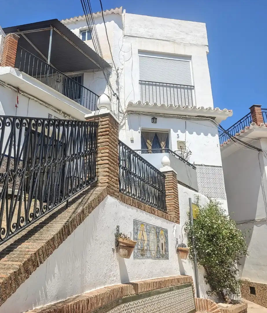 Casa adosada en venda a Plaza España, 3, Algarrobo pueblo Vista exterior de Casa adosada en venda en Algarrobo amb Moblat