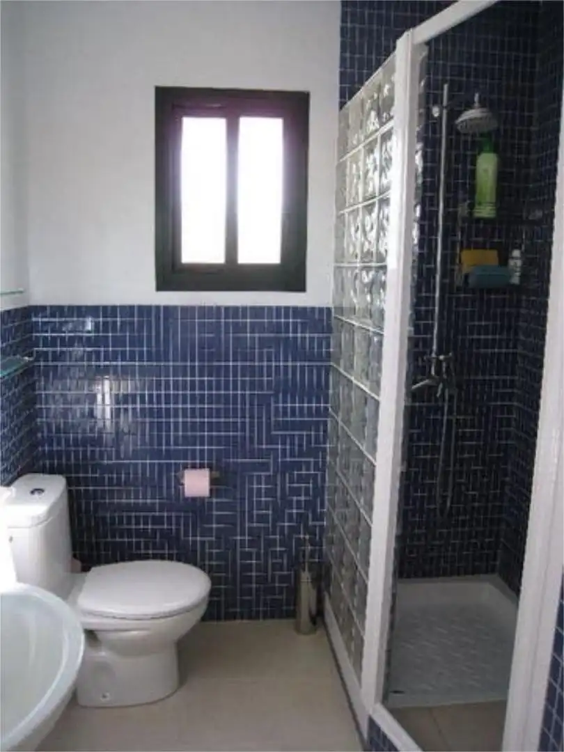 Piso de alquiler en Atlanterra Baño de Piso de alquiler en Zahara de los Atunes con Jardín privado, Piscina y Amueblado