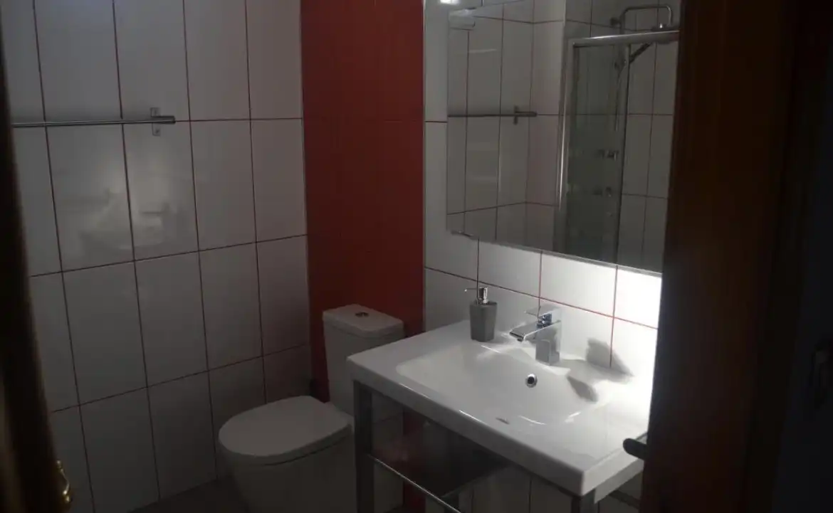 Flat for rent in Barro Ranverde, 29, Monforte de Lemos Bathroom of Flat for rent in Monforte de Lemos with Heating, Private garden and Parquet flooring