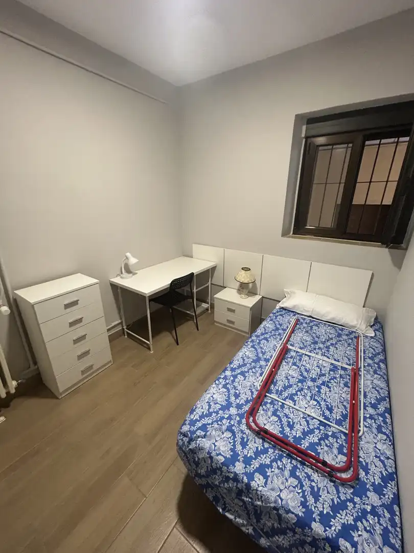 Pis de lloguer a Avenida San Mamés, 7, San Mamés - La Palomera Dormitori de Pis de lloguer en León Capital amb Calefacció, Moblat i Aparcament comunitari