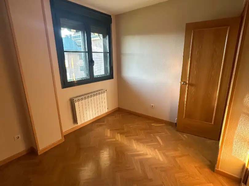 Wohnung zur Miete in Calle Rio Narcea, 10, Villalba Pueblo Schlafzimmer von Wohnung zur Miete in Collado Villalba mit Klimaanlage, Heizung und Privatgarten