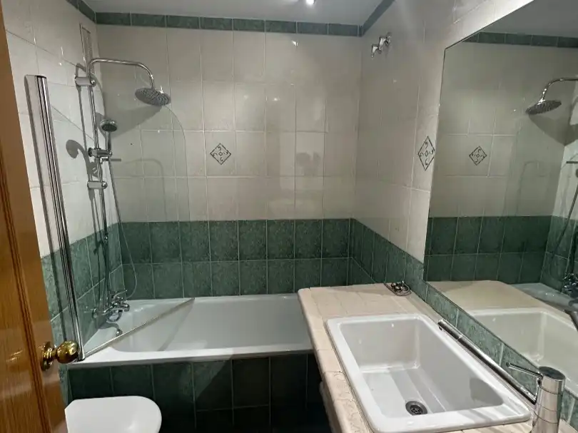 Wohnung zur Miete in Calle Rio Narcea, 10, Villalba Pueblo Badezimmer von Wohnung zur Miete in Collado Villalba mit Klimaanlage, Heizung und Privatgarten