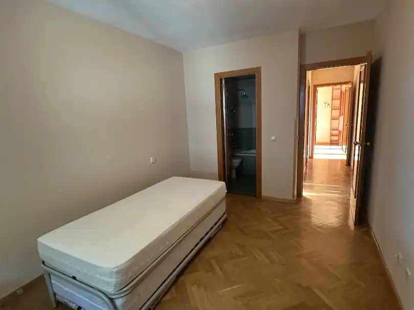 Wohnung zur Miete in Calle Rio Narcea, 10, Villalba Pueblo Schlafzimmer von Wohnung zur Miete in Collado Villalba mit Klimaanlage, Heizung und Privatgarten