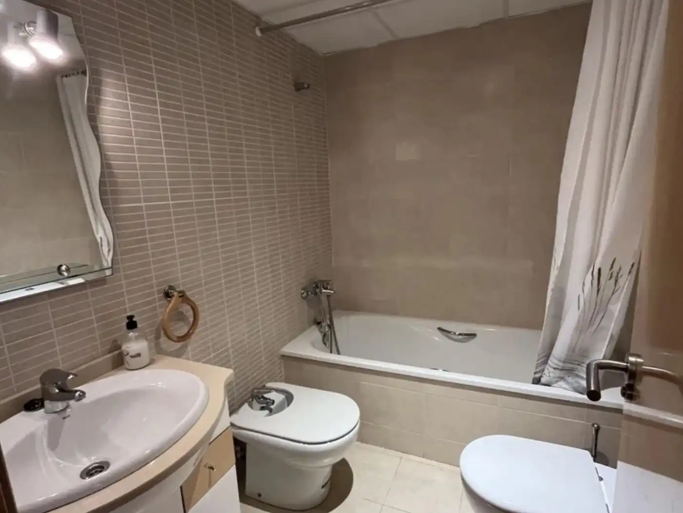 Flat for rent in Carrer del Vi de Carlon, 2, Zona Papa Luna - Platja del Gurugú Bathroom of Flat for rent in Benicarló with Air Conditioner, Heating and Storage room