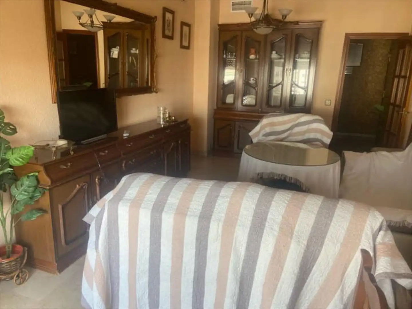 Piso de alquiler en Valdepasillas - La Paz - Huerta Rosales Sala de estar de Piso de alquiler en Badajoz con Terraza y Amueblado