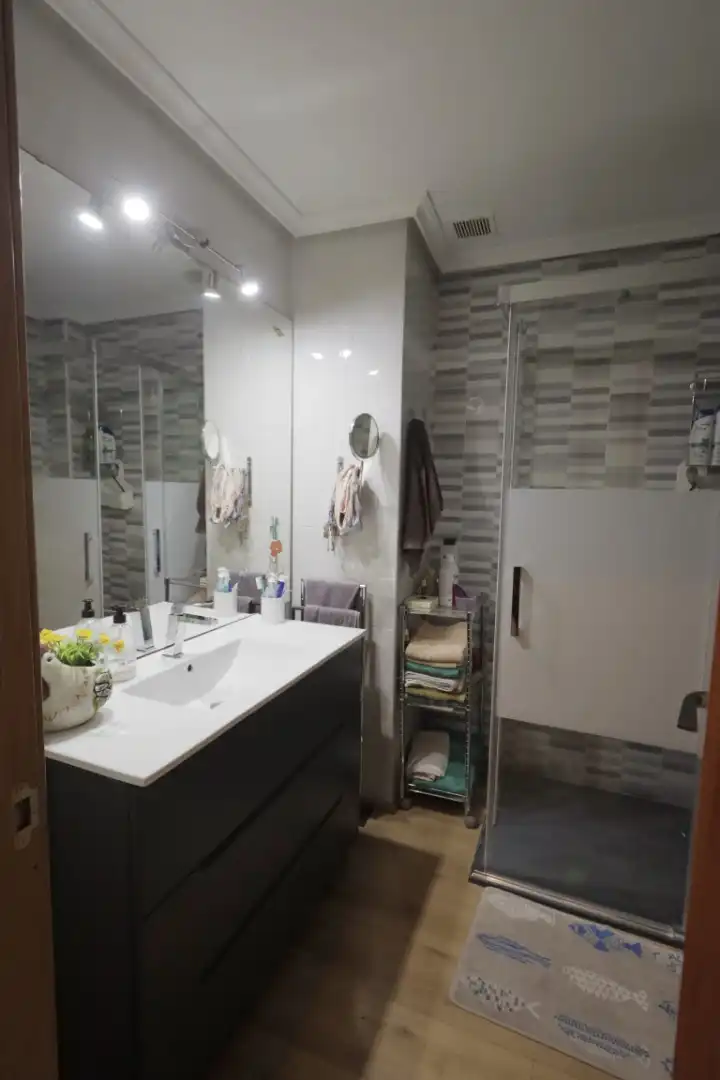 Detached homes for sale in Calle Juan de Ávalos, 14, Los Pinos - El Pilar Bathroom of Detached homes for sale in Plasencia with Air Conditioner, Heating and Balcony