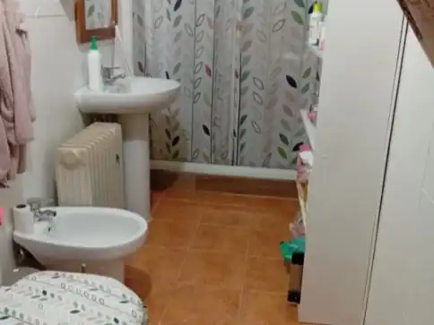 Einfamilien-Reihenhaus zum Verkauf in Calle Fernando el Santo, 75, Las Mercedes - El Carmen Badezimmer von Einfamilien-Reihenhaus zum Verkauf in Puertollano mit Terrasse