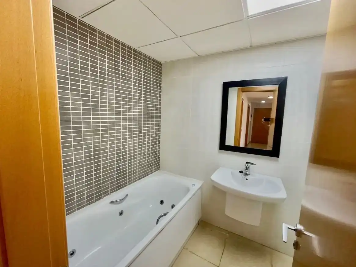 Piso en venta en Calle Sierra de Gádor, 1, Roquetas de Mar Baño de Piso en venta en Roquetas de Mar con Aire acondicionado y Terraza