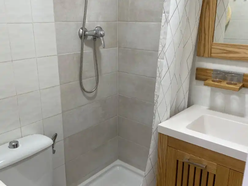 Pis de lloguer a Calle Perseo, 3, Aguas Nuevas Bany de Pis de lloguer en Torrevieja amb Aire condicionat, Jardí privat i Parquet