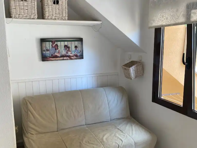 Pis de lloguer a Calle Perseo, 3, Aguas Nuevas Sala d'estar de Pis de lloguer en Torrevieja amb Aire condicionat, Jardí privat i Parquet