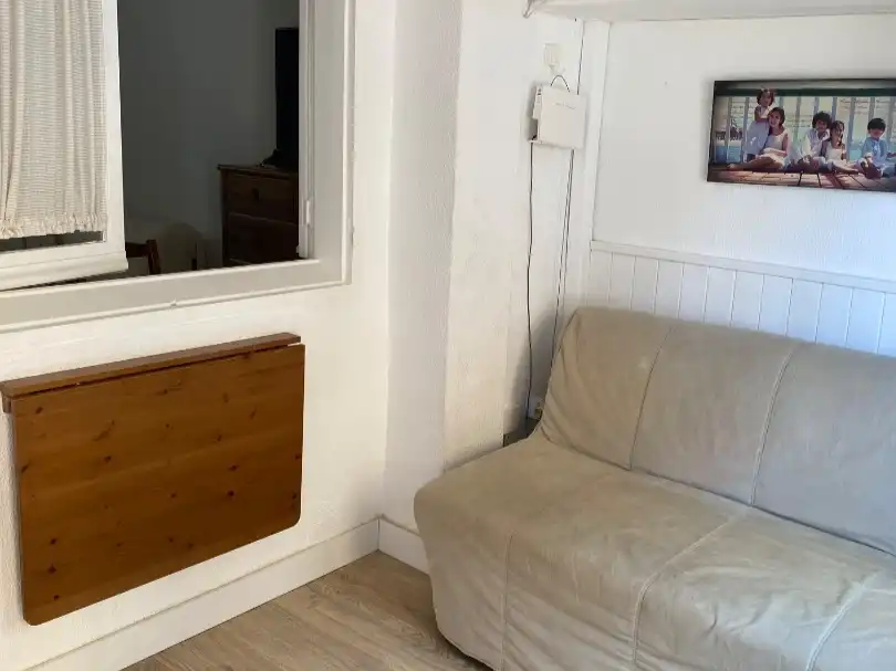 Pis de lloguer a Calle Perseo, 3, Aguas Nuevas Sala d'estar de Pis de lloguer en Torrevieja amb Aire condicionat, Jardí privat i Parquet