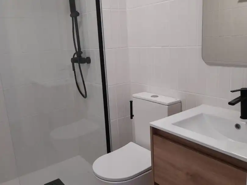Wohnung zur Miete in Calle de Fuerteventura, 5, Polígono Industrial Norte Badezimmer von Wohnung zur Miete in San Sebastián de los Reyes mit Klimaanlage, Heizung und Terrasse