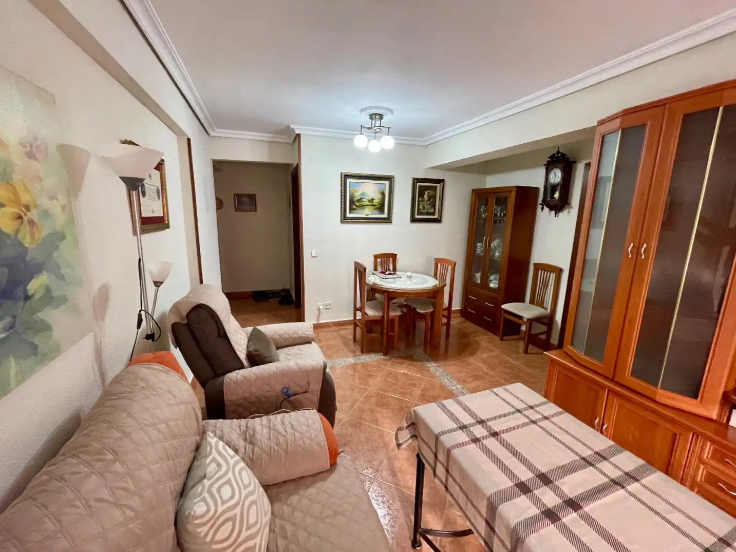 Piso de alquiler en Calle Puerto de los Alazores, 13, Juan XXIII - Rochelambert Sala de estar de Piso de alquiler en Sevilla con Aire acondicionado y Amueblado