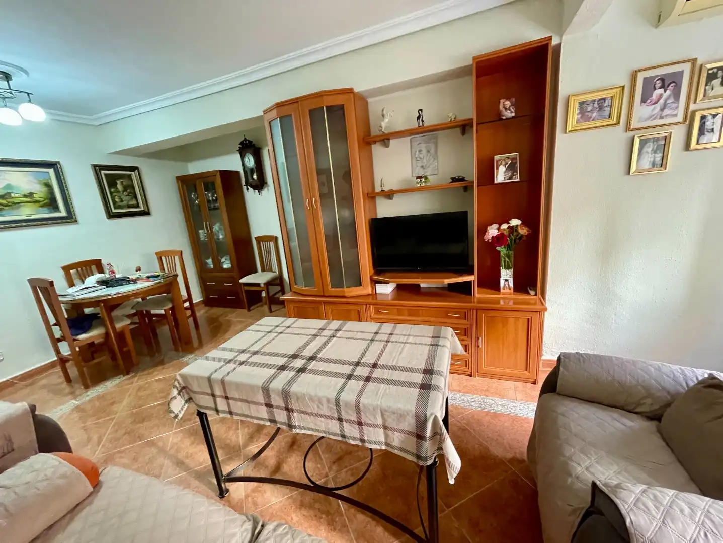 Piso de alquiler en Calle Puerto de los Alazores, 13, Juan XXIII - Rochelambert Sala de estar de Piso de alquiler en Sevilla con Aire acondicionado y Amueblado