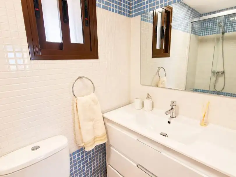 Apartamento de alquiler en Urbanización Collados Zieschang, 18a, Águilas Baño de Apartamento de alquiler en Águilas con Aire acondicionado, Terraza y Piscina