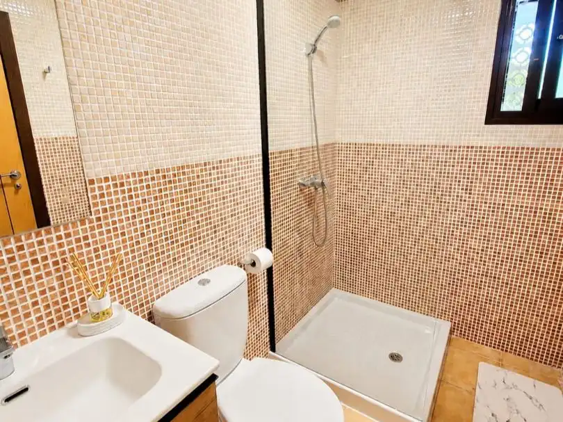 Apartamento de alquiler en Urbanización Collados Zieschang, 18a, Águilas Baño de Apartamento de alquiler en Águilas con Aire acondicionado, Terraza y Piscina