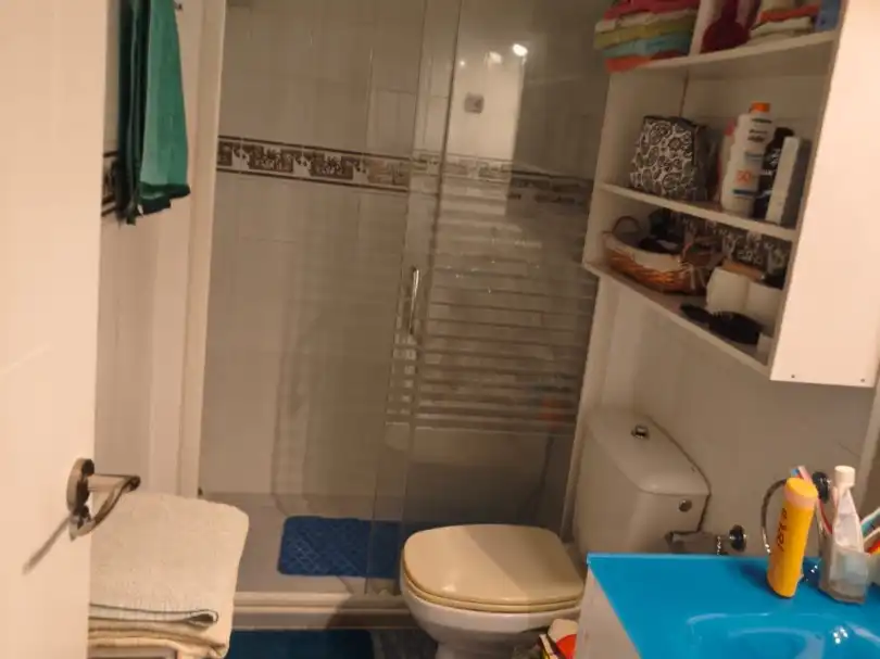 Pis en venda a Avenida Corinto, 1, Torreblanca Bany de Pis en venda en Torrevieja amb Aire condicionat, Terrassa i Piscina