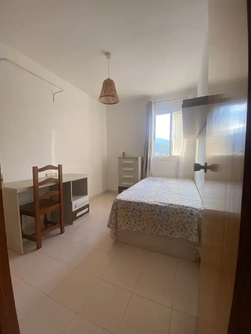 Zimmer in Carrer el Palmeral, 92, Heliópolis Schlafzimmer von Wohnung zur untervermieten in Benicasim / Benicàssim mit Privatgarten, Terrasse und Schwimmbad
