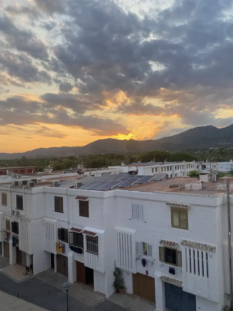 Zimmer in Carrer el Palmeral, 92, Heliópolis Außenansicht von Wohnung zur untervermieten in Benicasim / Benicàssim mit Privatgarten, Terrasse und Schwimmbad