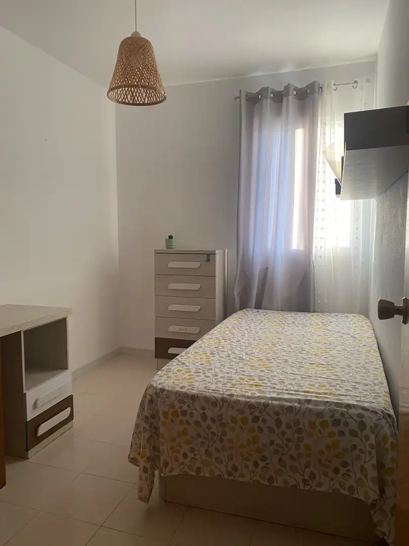 Zimmer in Carrer el Palmeral, 92, Heliópolis Schlafzimmer von Wohnung zur untervermieten in Benicasim / Benicàssim mit Privatgarten, Terrasse und Schwimmbad