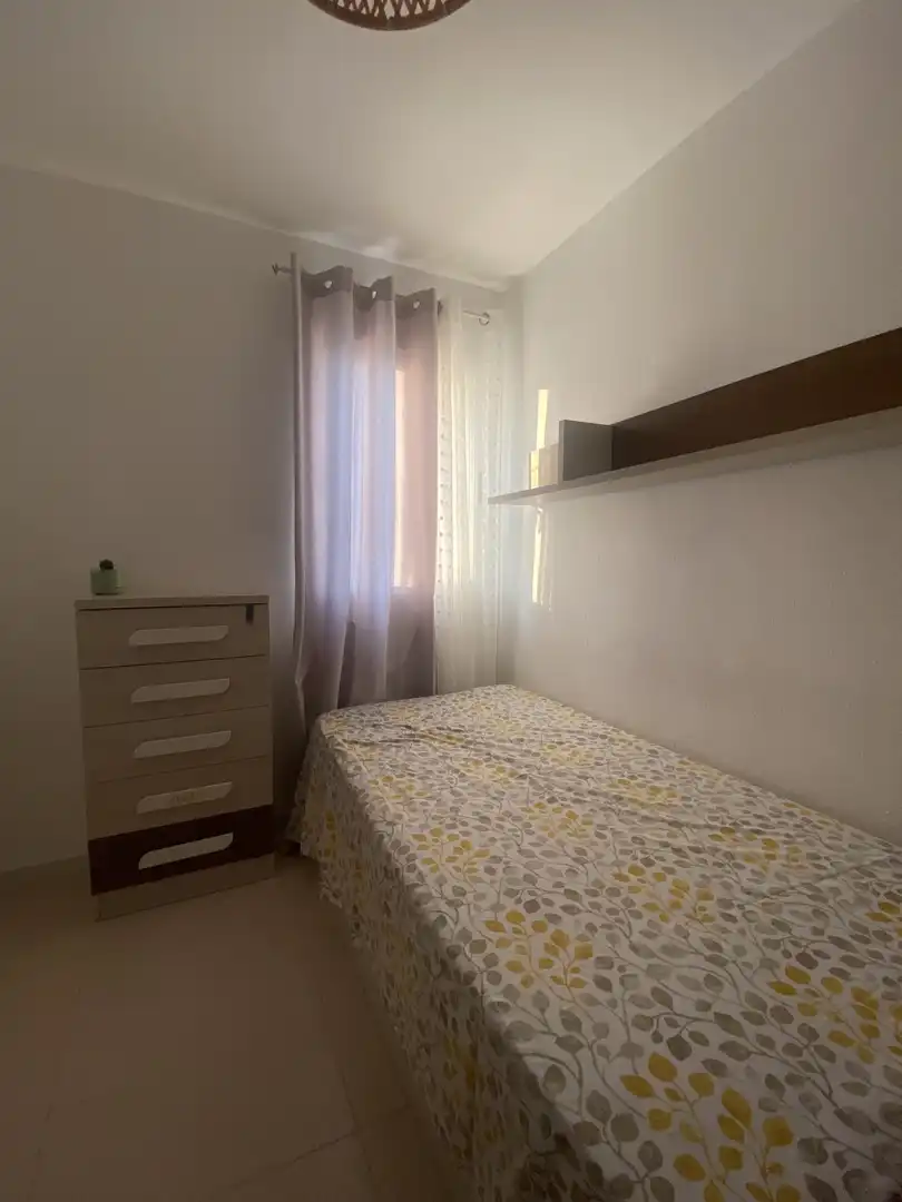 Zimmer in Carrer el Palmeral, 92, Heliópolis Schlafzimmer von Wohnung zur untervermieten in Benicasim / Benicàssim mit Privatgarten, Terrasse und Schwimmbad
