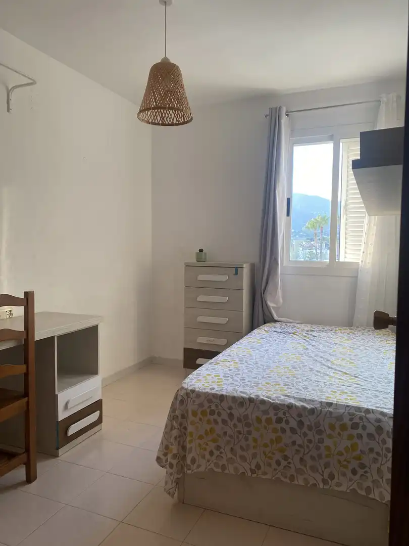 Zimmer in Carrer el Palmeral, 92, Heliópolis Schlafzimmer von Wohnung zur untervermieten in Benicasim / Benicàssim mit Privatgarten, Terrasse und Schwimmbad
