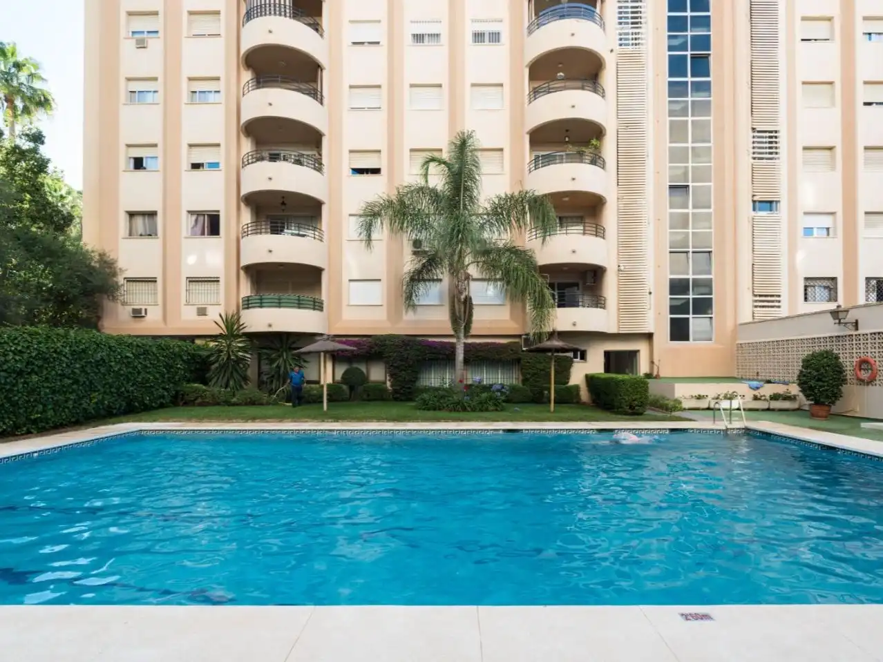 Piscina de Pis en venda en Marbella amb Aire condicionat, Terrassa i Piscina