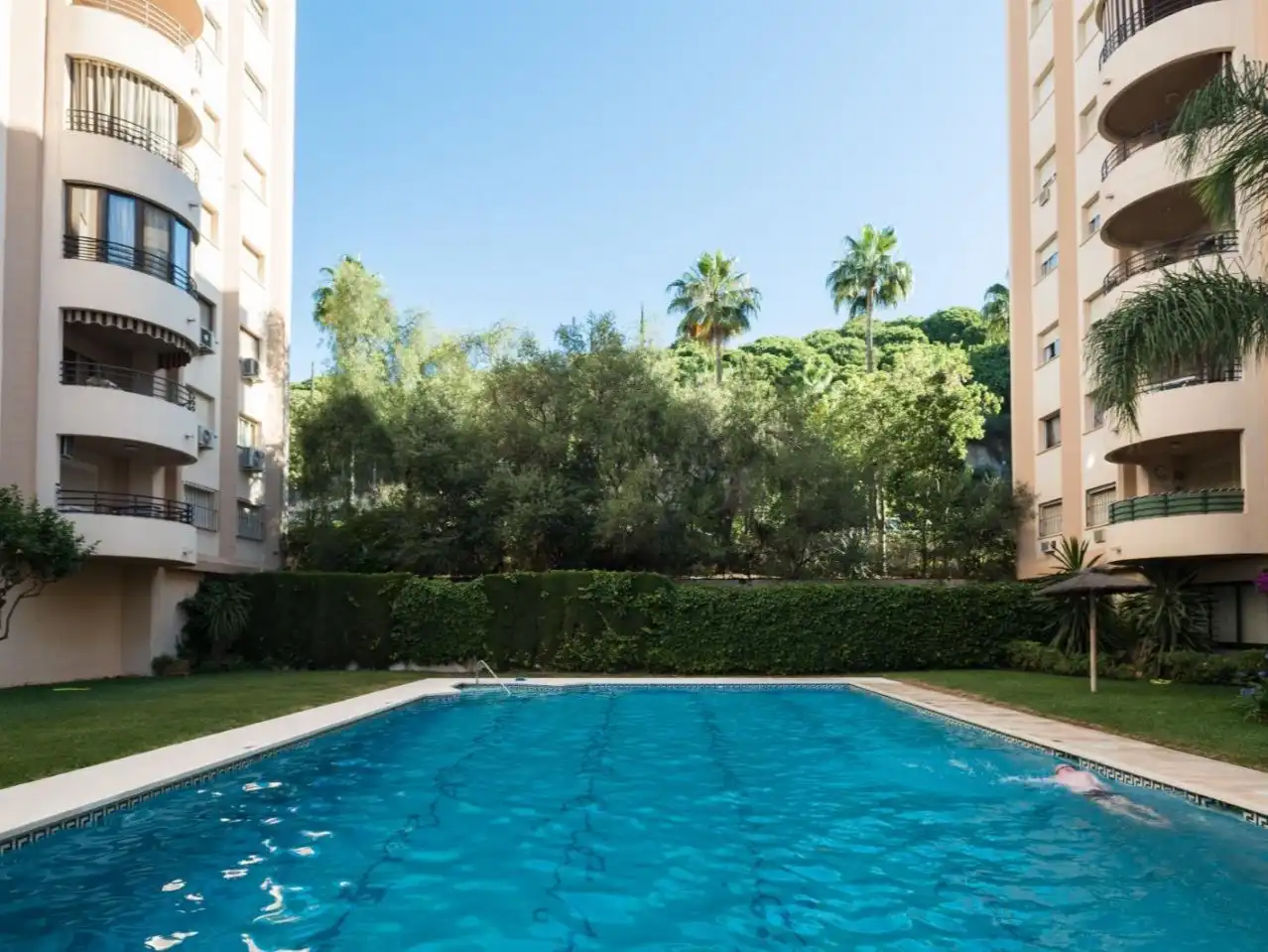 Piscina de Pis en venda en Marbella amb Aire condicionat, Terrassa i Piscina