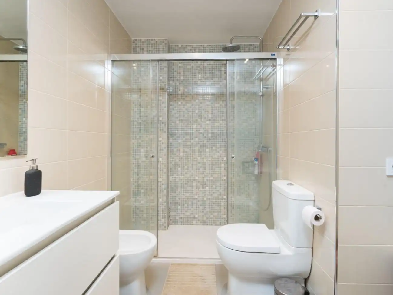 Bany de Pis en venda en Marbella amb Aire condicionat, Terrassa i Piscina