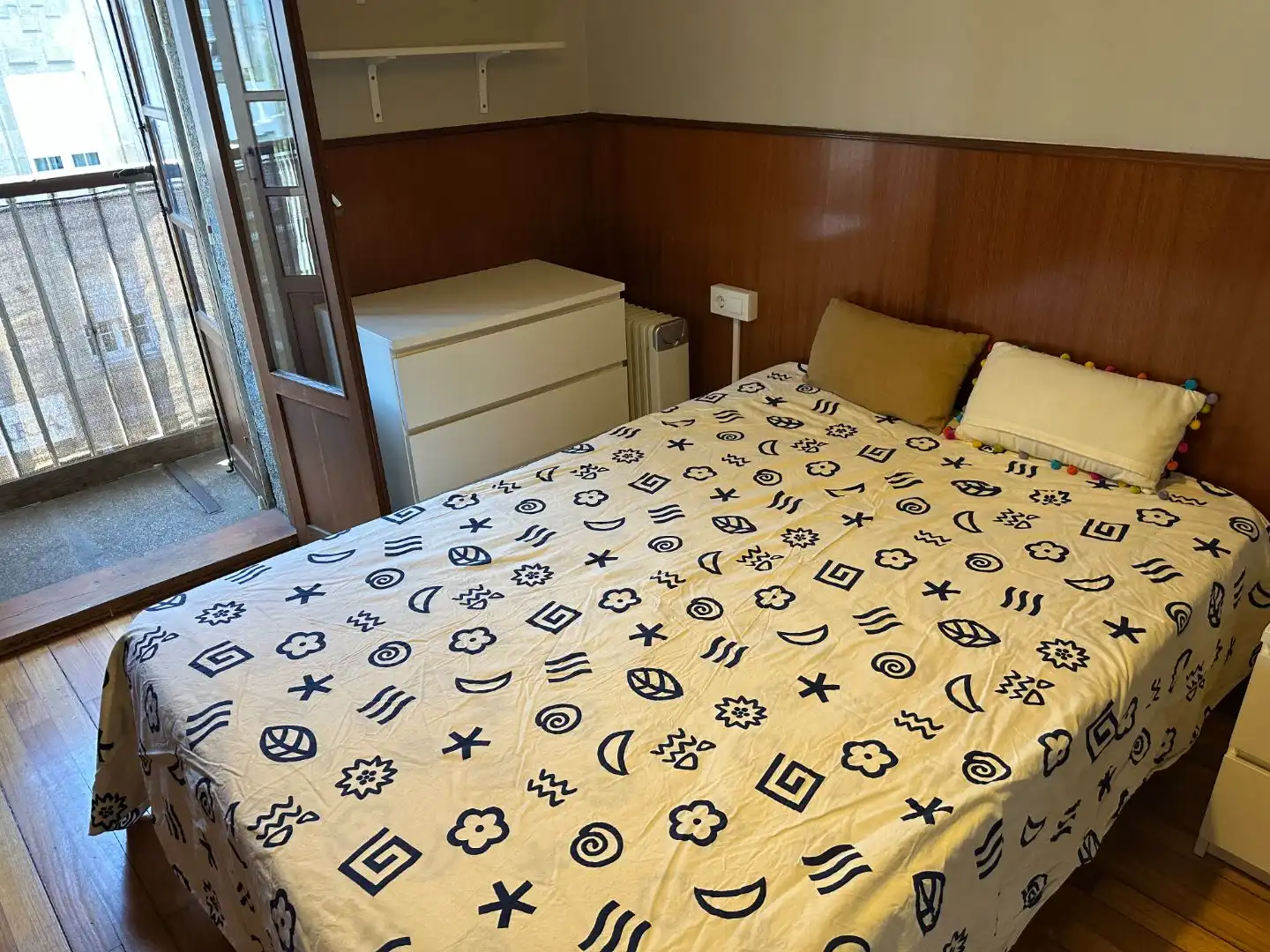 Apartament de lloguer a Rúa da Senra, 22, Casco Histórico Dormitori de Apartament de lloguer en Santiago de Compostela amb Calefacció, Parquet i Moblat