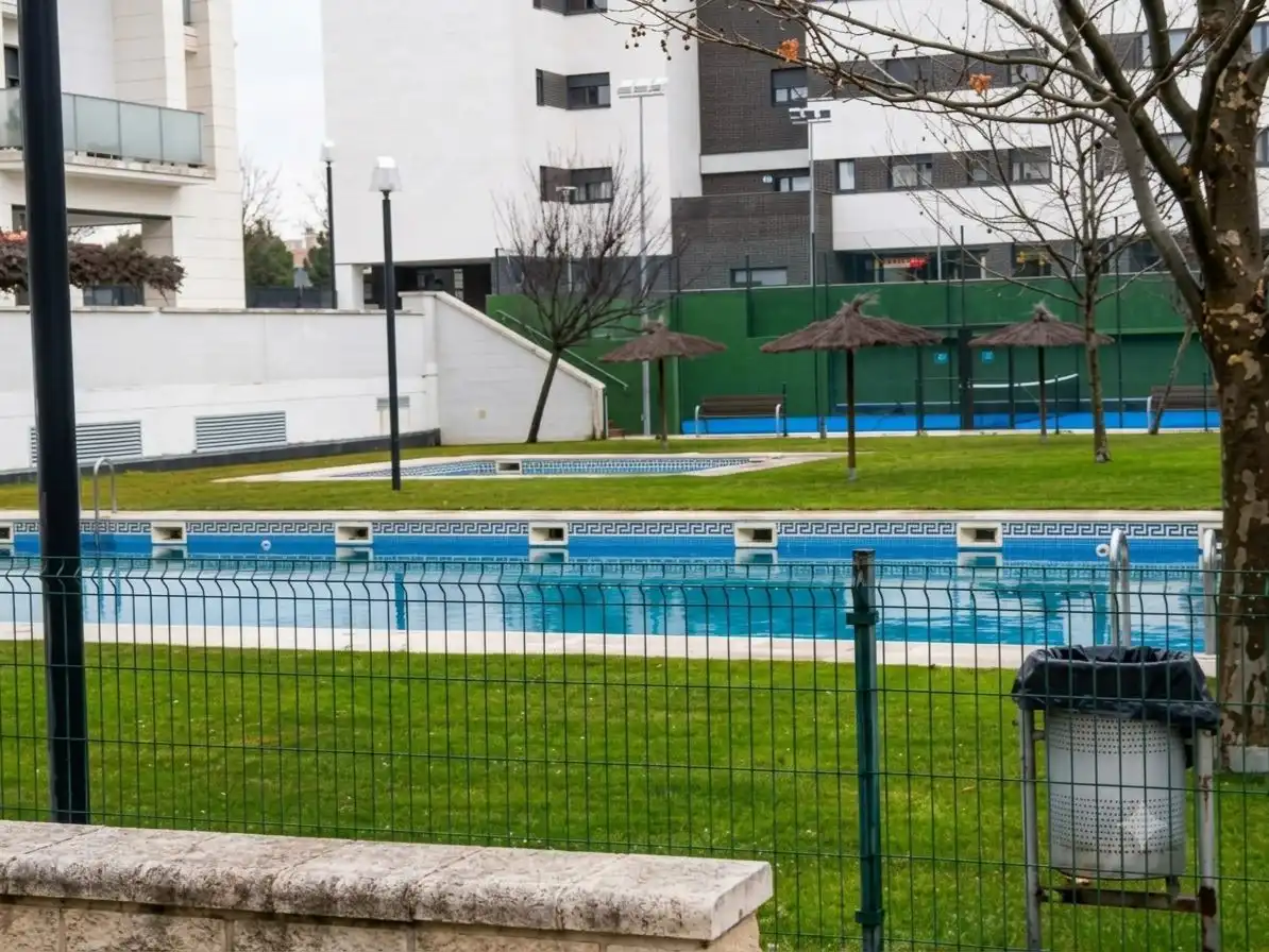 Flat for rent in Calle de Peña Ubiña, 1, Pinar del Jalón Swimming pool of Flat for rent in Valladolid with Heating, Private garden and Parquet flooring