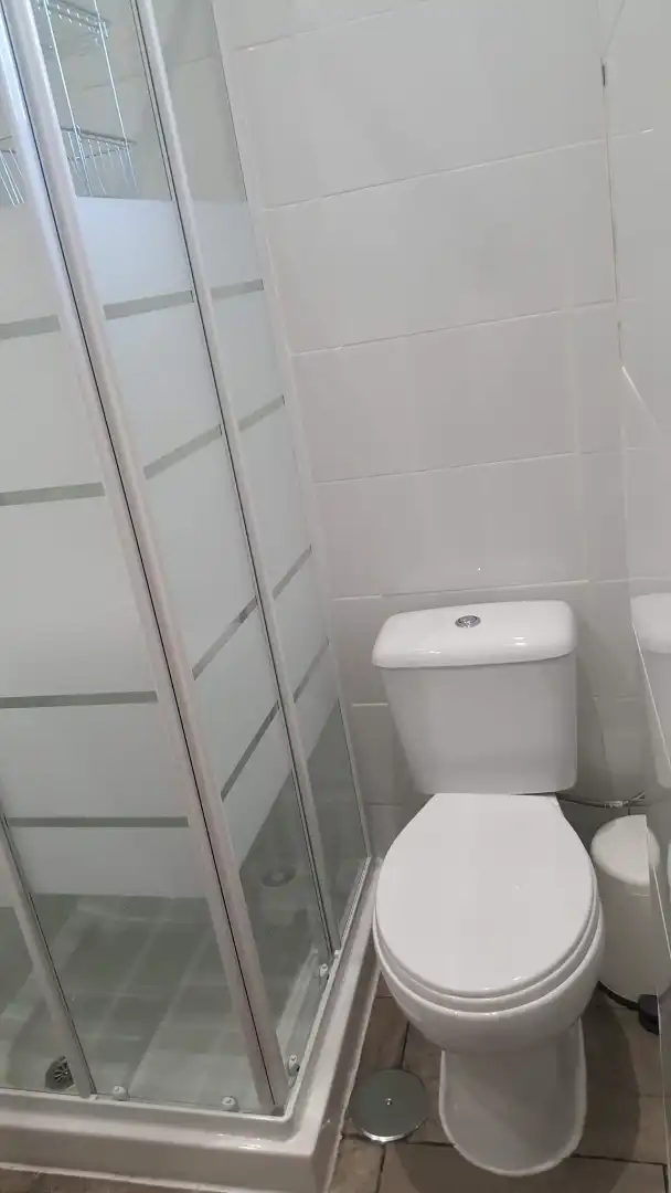Room in Plaza de los Duendes de Sevilla, 4, Tiro de Línea Bathroom of Flat for share in Sevilla with Air Conditioner, Furnished and Oven