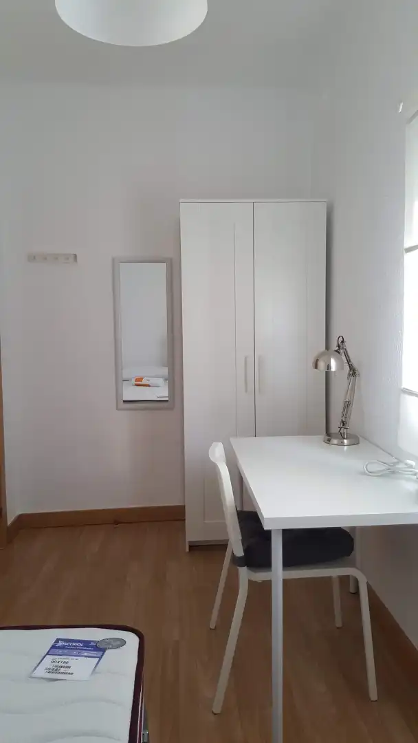 Room in Plaza de los Duendes de Sevilla, 4, Tiro de Línea Bedroom of Flat for share in Sevilla with Air Conditioner, Furnished and Oven