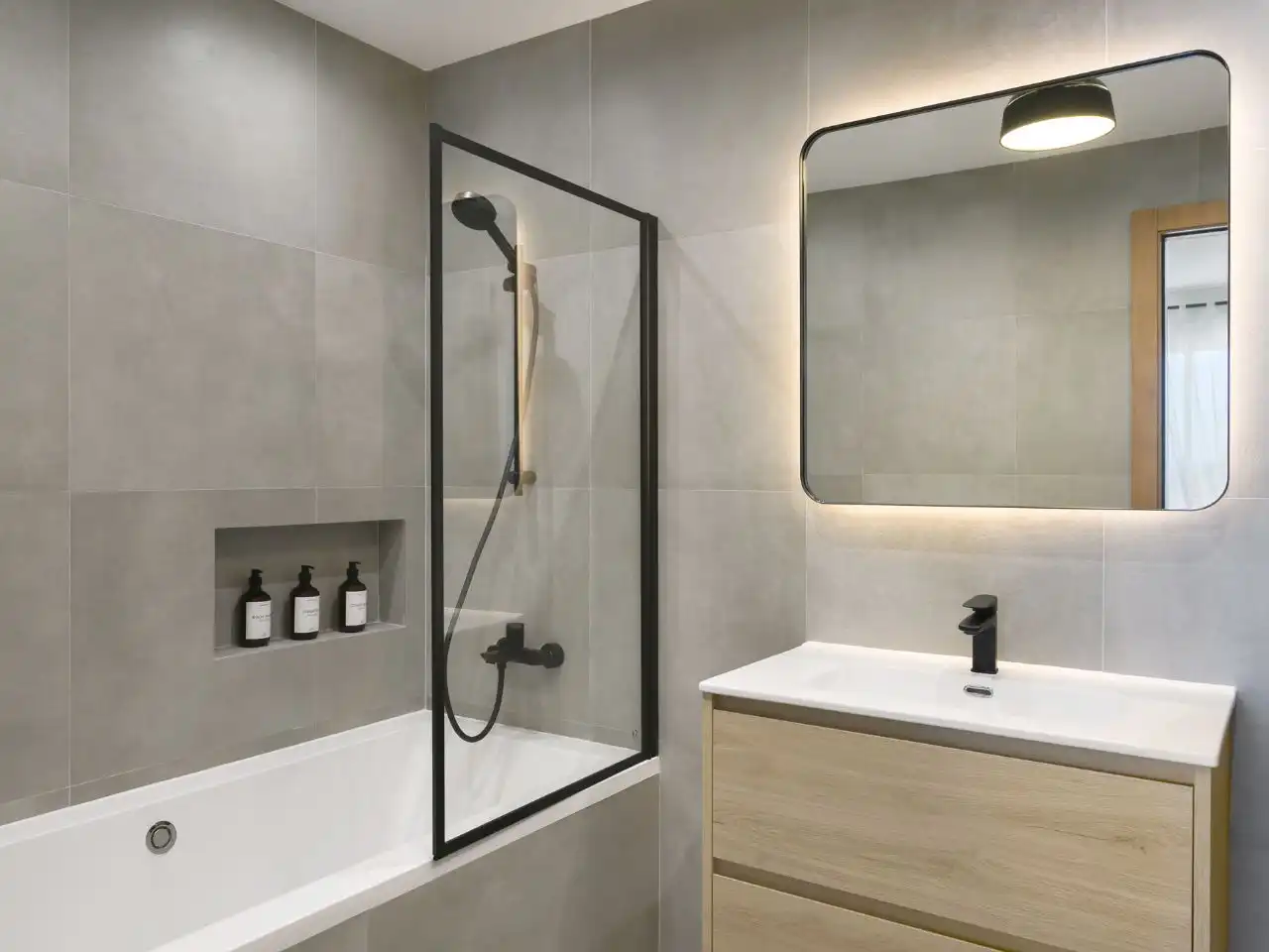 Dúplex en venta en Calle Jazmín, 106, Paraiso - Barronal Baño de Dúplex en venta en Estepona con Aire acondicionado, Calefacción y Terraza