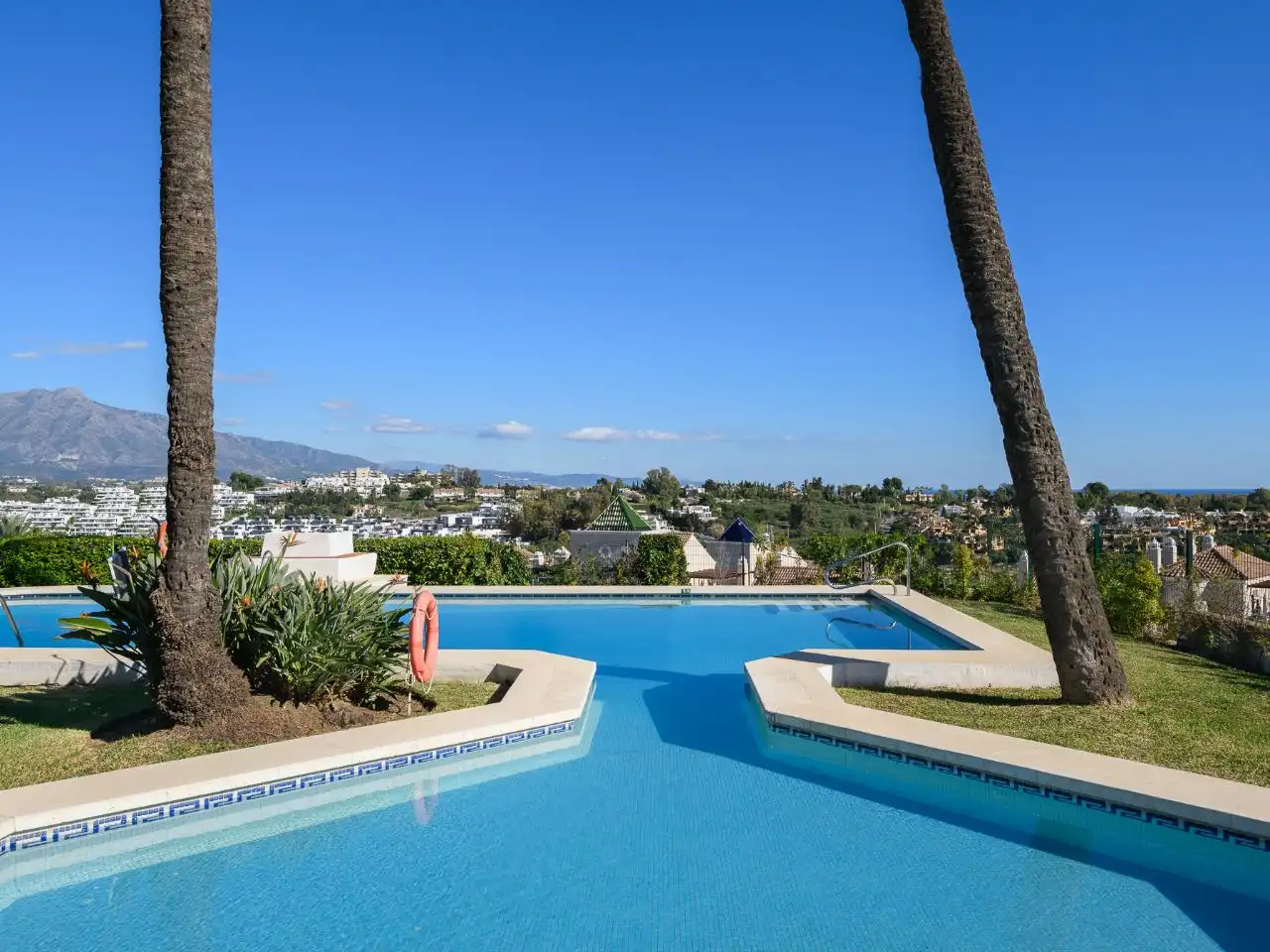Dúplex en venta en Calle Jazmín, 106, Paraiso - Barronal Piscina de Dúplex en venta en Estepona con Aire acondicionado, Calefacción y Terraza