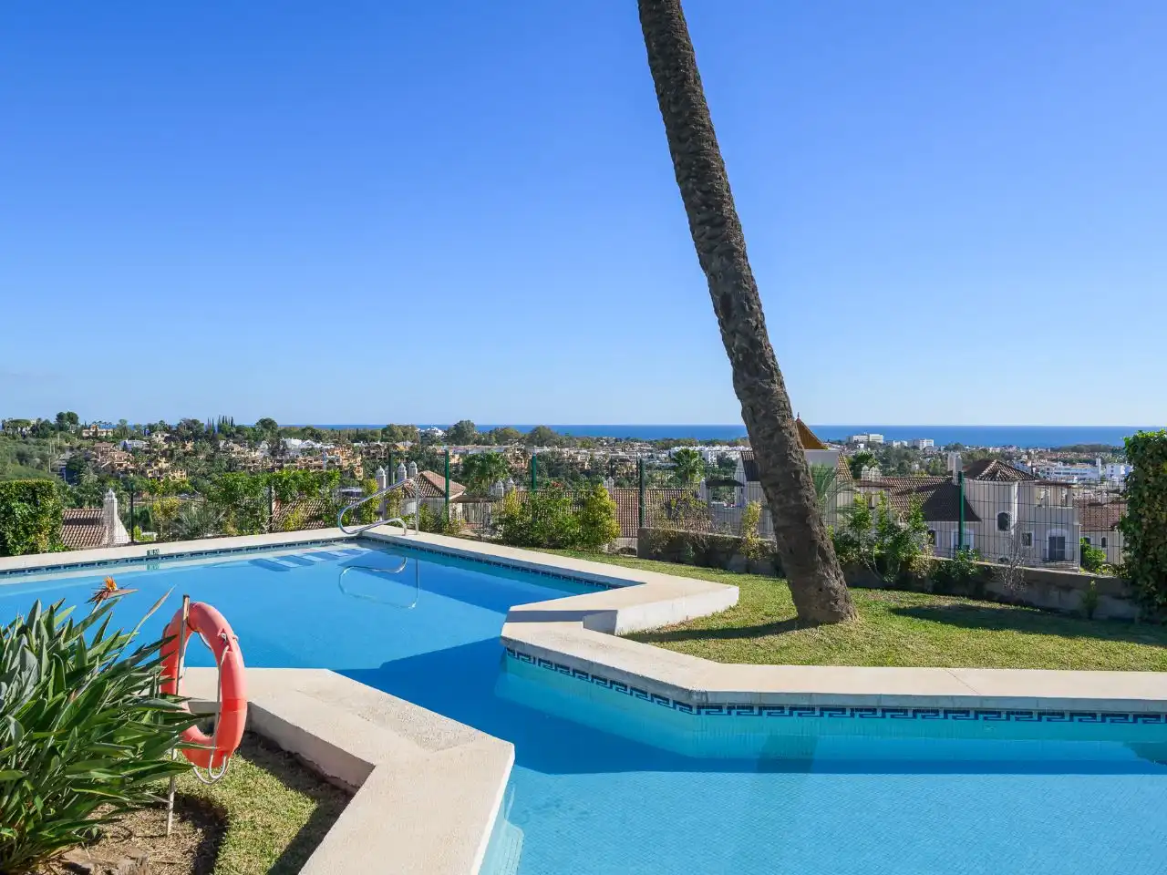 Dúplex en venta en Calle Jazmín, 106, Paraiso - Barronal Piscina de Dúplex en venta en Estepona con Aire acondicionado, Calefacción y Terraza