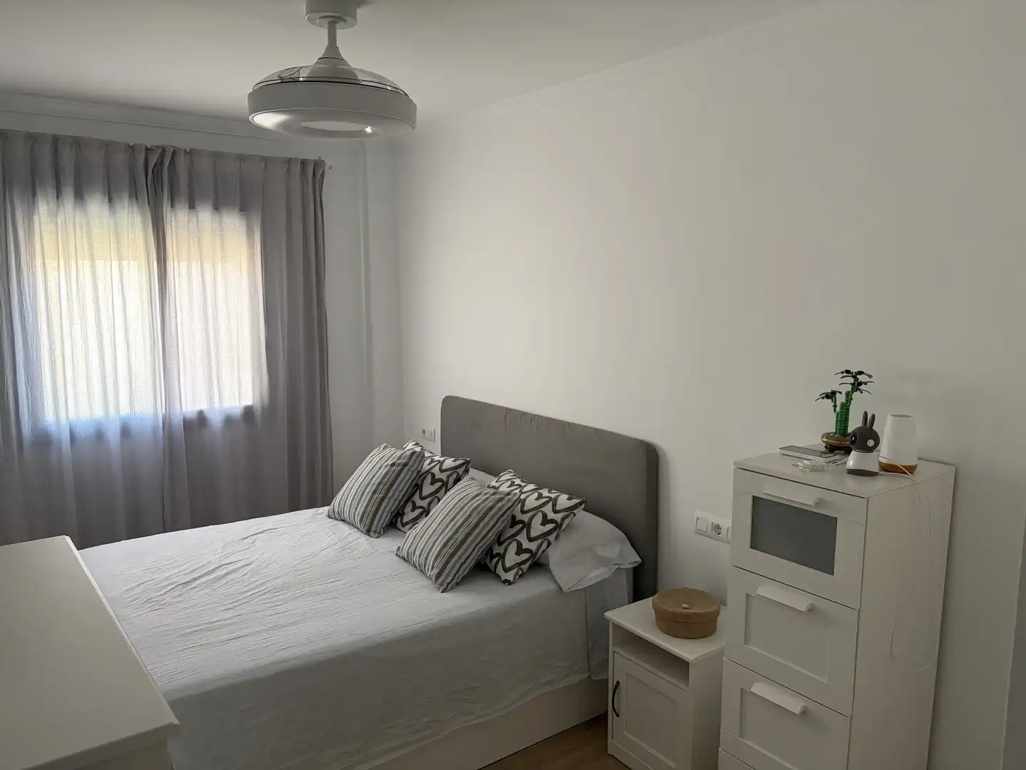Wohnung zum Verkauf in Avenida Quinto Centenario, 94, V Centenario - Piletas - Capuchinos Schlafzimmer von Wohnung zum Verkauf in Sanlúcar de Barrameda mit Klimaanlage, Gemeinschaftsparkplatz und Balkon